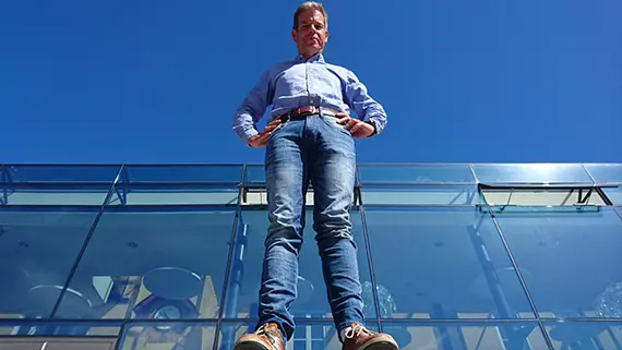 Fredrik Frisk framf&ouml;r Glashuset p&aring; H&ouml;gskolan Kristianstads campus.