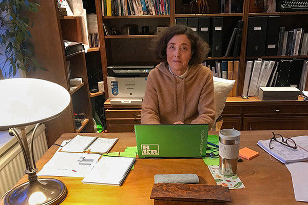 Professor Karin Wendin vid sitt skrivbord.
