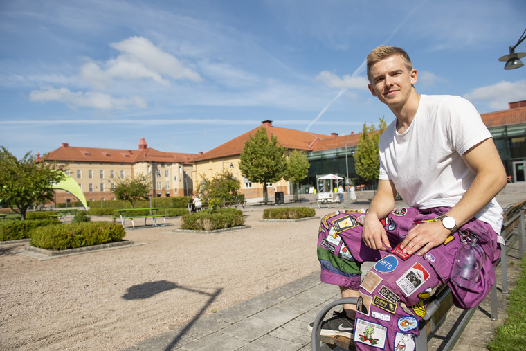 Kille i studentkårsoverall.