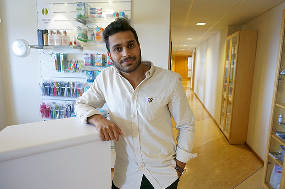 Det är viktigt att ha ett mål, men samtidigt ska man inte utesluta att andra saker dyker upp längs vägen, menar Muntadher Dakhil. Själv blev han, efter tre månader som tandhygienist, erbjuden tjänsten som klinikchef.