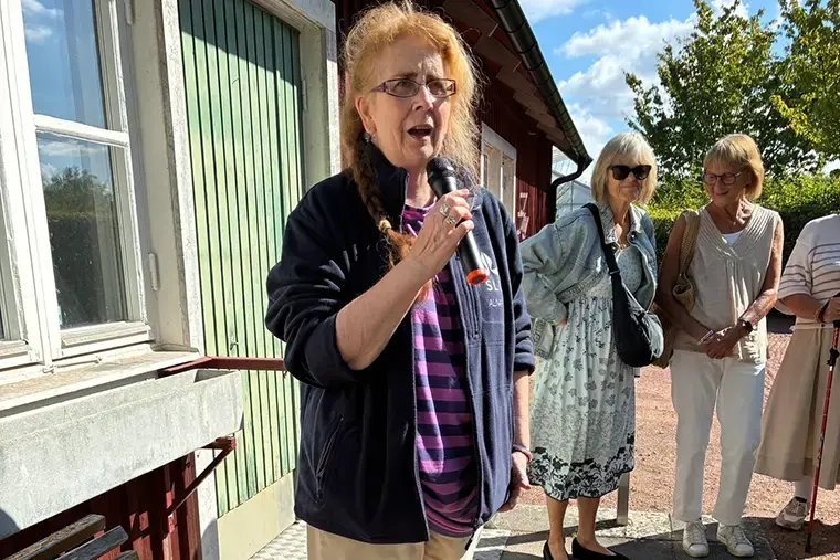 Kvinna med mikrofon.