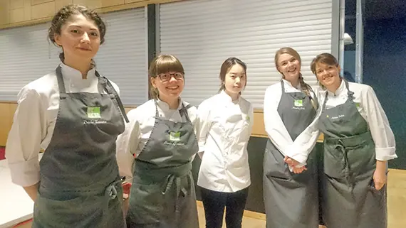 Vinnande laget: Dasha Sandelin, Emelie Gustavsson, Irene Chong, Matilda Wik och Madeleine Bohlin.