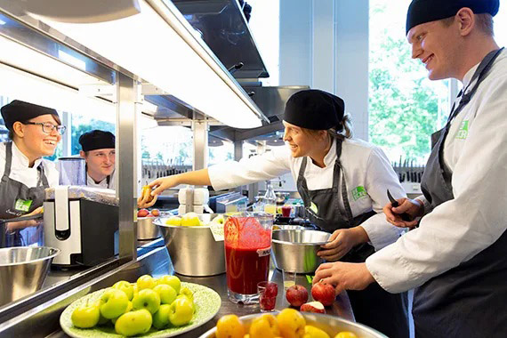Gastronomistudenter i köket.