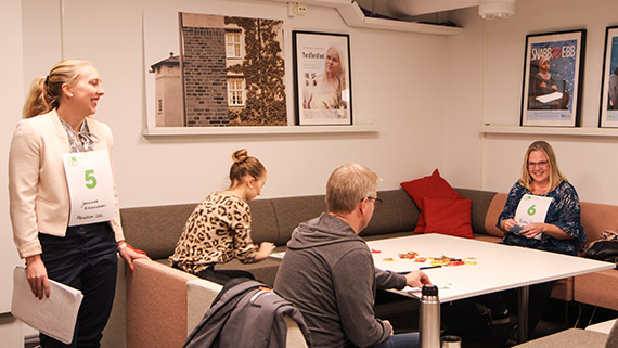 Studenterna trillar in en efter en och väntar sin tur på audition.