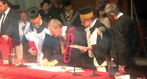 Rektor Håkan Pihl skriver under Magna Charta Universitatum i Bologna i Italien.