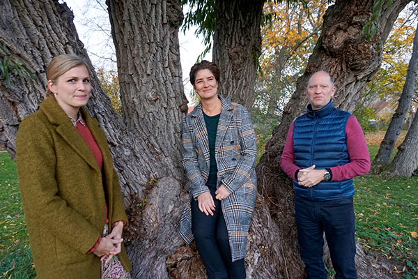 Lisa Källström, Anna Bertram och Per Siljeklint utanför Högskolan Kristianstad.