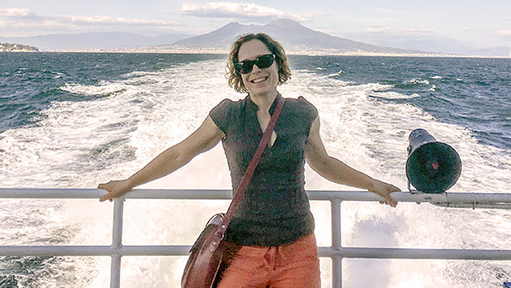 Författaren med Vesuvius i fonden under en av hennes resor till Italien.