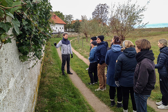 Projektledaren Erik Andersson från Vellinge kommun visar studenterna var skyddsvallarna planeras på Falsterbonäset.
