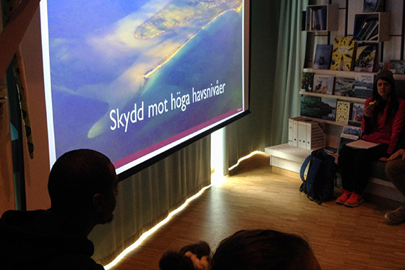 Inne på Naturum presenterar projektledaren Erik Andersson kartor med både riskprognoser och skyddsvallsplanering för Skanör, Falsterbo, Höllviken och Ljunghusen.