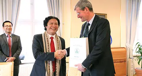 Rektorerna Phan Cao Tho och H&aring;kan Pihl skakar hand.