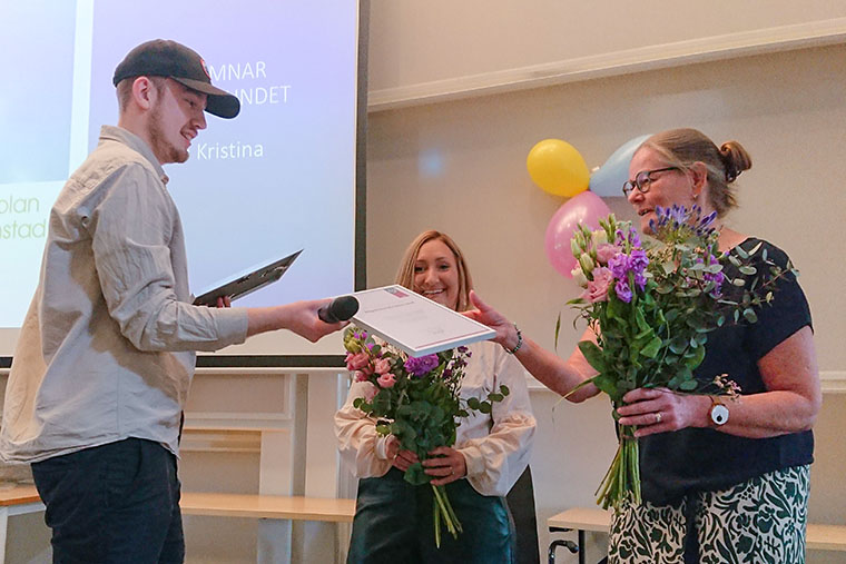 Malin Sundström och Helena Tassidis  tar emot diplomen av Ludvig Alm från Vårdförbundet Student.