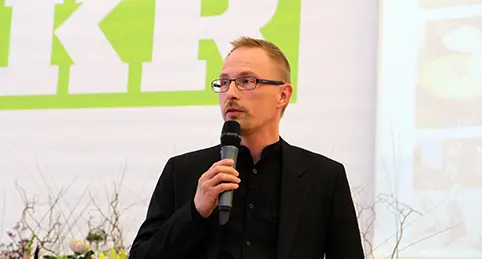 Anders Jönsson på scen och berättar om sitt intresse