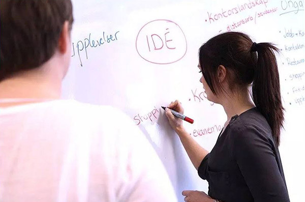 Student vid whiteboard.
