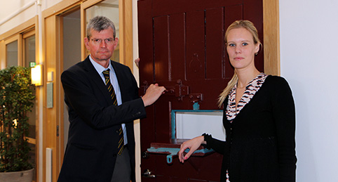 Håkan Pihl, rektor, och Cecilia Lenke, jurist, inspekterar arresten inför att den ska tas i bruk.