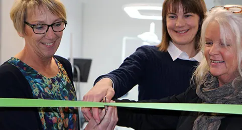 Upphandlingstrion med Randi Madsen, Maria Gustavsson och Christel Lindahl klipper bandet till den uppdaterade kliniken.