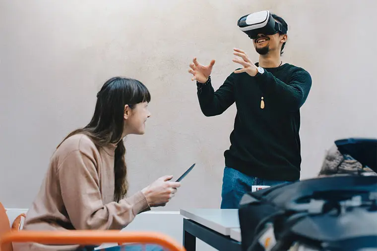 Person med VR-glasögon.