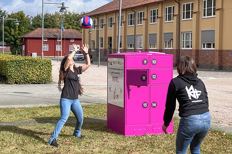 Hiva Moghaddam och Yana Zlatanova från Högskolan Kristianstad IF testar volleybollen. Beachvolleybollplan finns på norra delen av campus.