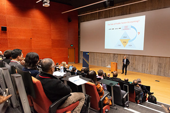 Giuseppe Grossi, professor i företagsekonomi, på APIRA-konferensen i Aukland, Nya Zeeland.
