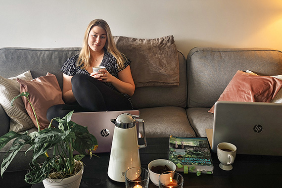 Grundlärarstudenten Linnea Sköld i en av sina nya studiemiljöer.