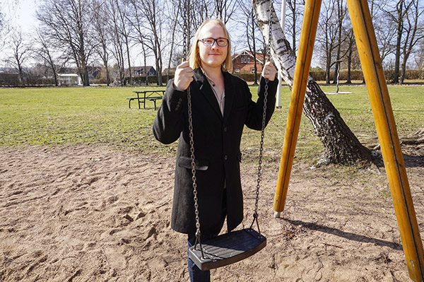 Det kanske ser ut som en ordinär gunga. Men snart ska studenten Christoffer Emilson förse den med en sensor som avger information om dess rörelser.