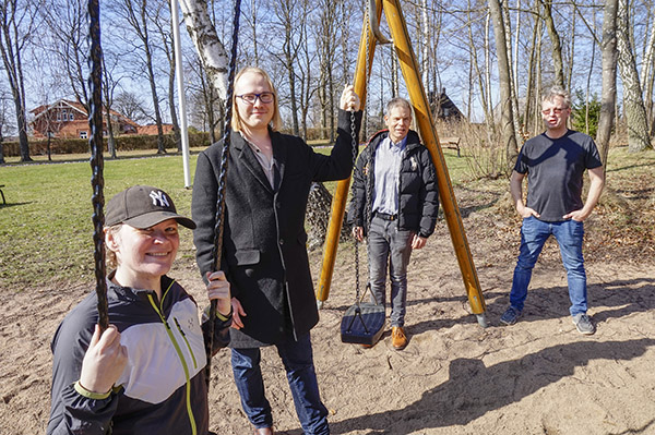 Studenten Christoffer Emilsson uppskattar att få testa innovationer i verkligheten – som på en lekplats i Veberöd. Närmast syns Emma Axklo, och bakom Christoffer står Fredrik Frisk och Jan Malmgren.