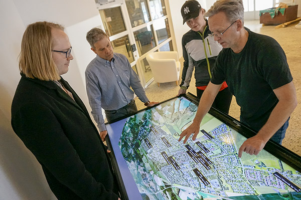 Jan Malmgren från Smarta Byar visar på den virtuella kartan var de olika sensorerna är utplacerade i byn. 