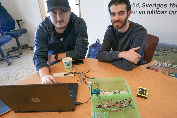 Studenterna Nedim Jazavac och Hikmat Tatari arbetar med en innovation som ska mäta luftföroreningarna i Veberöd. 
