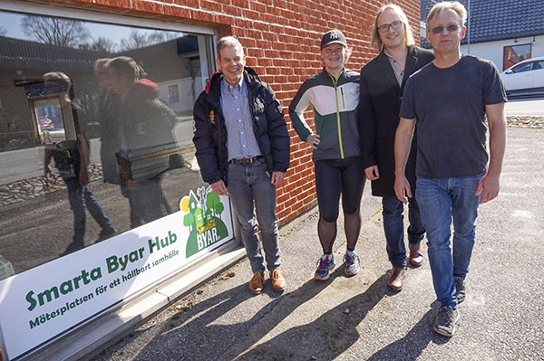 Fredrik Frisk, universitetslektor i datateknik, till vänster, hoppas på fler samarbeten mellan Smarta Byar och Högskolan Kristianstad, och Emma Axklo, Christoffer Emilsson och Jan Malmgren håller med.