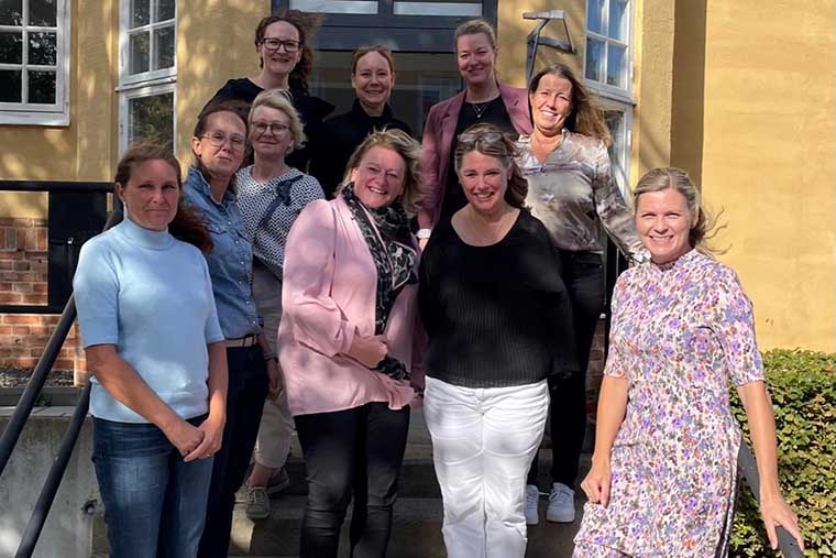 Representanter från samordningsgruppen, står på en trappa utomhus.