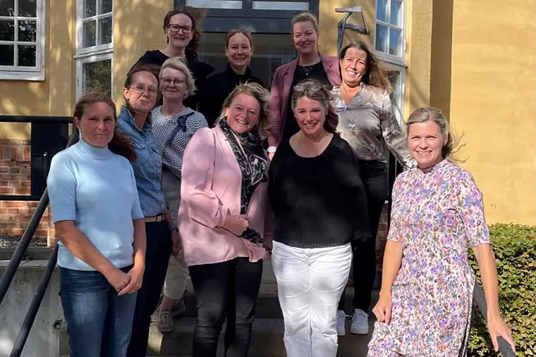 Representanter fr&aring;n samordningsgruppen, st&aring;r p&aring; en trappa utomhus.
