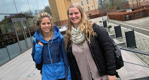 2 tjejer vid glashuset