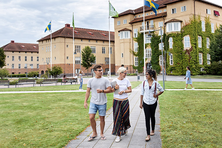 Studenter går på Högskolan Kristianstads campus.