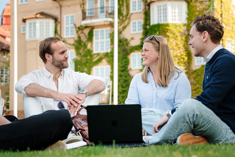 Studenter på campus.