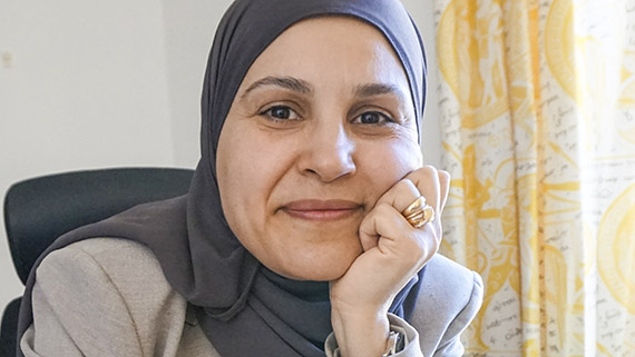 Det är naturligt att diskutera personcentrerad vård med andra forskare eftersom vi håller på att göra om hela sjuksköterskeutbildningen på högskolan med fokus på just detta, menar Atika Khalaf, just hemkommen från ett internationellt möte på Malta