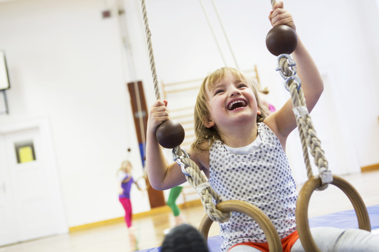Barn leker i gymnastiksal. Children playing. Foto/photo: Johnér Bildbyrå.