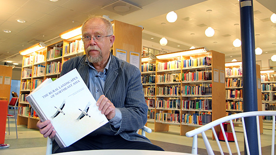 Författaren Urban Emanuelsson är biolog i grunden har kulturlandskap som specialitet, och tilldelades professors namn av regeringen 2007.
