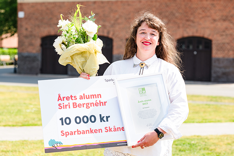 Bild på Siri Bergnéhr som tog emot priset Årets alumn 2023. 