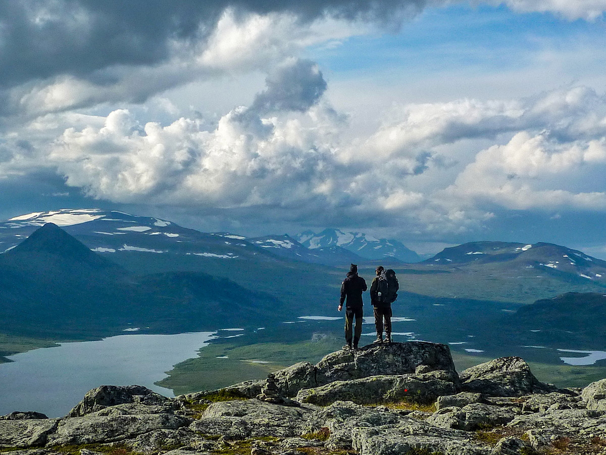 Från toppen av Lulep Gierkav syns fjällmassivet Akka 4,5 mil bort. På lulesamiska betyder Áhkká ”gammal kvinna”. Stortoppen mäter 2 016 meter över havet och ner till foten är det omkring 1 563 meter, vilket är den högsta primärfaktorn (nivåskillnaden) i landet. Akka gav också namn åt ledargåsen i Selma Lagerlöfs bok Nils Holgerssons underbara resa genom Sverige. Foto: Fabian Rimfors