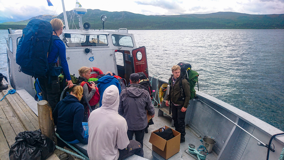 Vid kajen i Kebnats börjar väglöst land. M/S Langas, döpt efter sjön, tar oss till andra sidan där Saltoluokta fjällstation väntar som porten till vildmarken. Foto: Fabian Rimfors