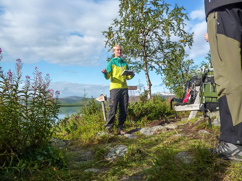 Bakom Amanda kommer stratocumulus smygande snett emot oss. Stratocumulus är ett huvudmolnslag som bildas när cumulusmoln sjunker samman i brist på värme från marken. Dessa moln ligger på mellan 600 meter och 2 000 meters höjd. Foto: Fabian Rimfors