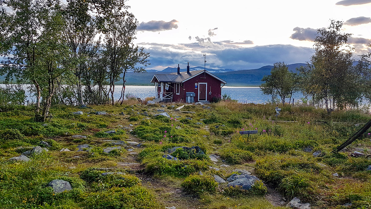 Sitojaure är fritt från el och kranvatten. Bekvämligheten ligger i enkelheten och närheten till naturen, ett stenkast från ett av Sirges samebys sommarvisten. Foto: Johanna Grönroos