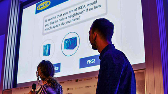 Totalvinnaren Rasmus Eriksson under hans lags presentation om hur Ikea kan förbättra sina leveranser och logistik.