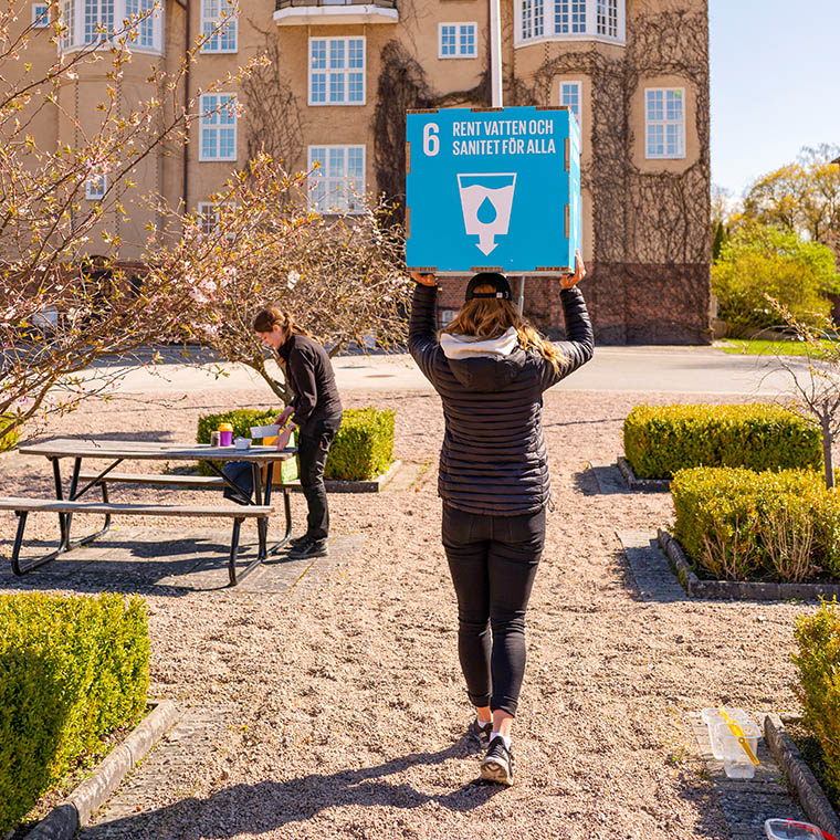 FN:s globala mål nummer sex lyfts ut och upp på campus.