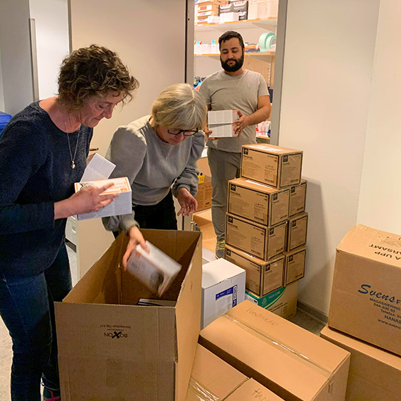 Birgitta Lindvall, Ann-Helene Ljunggren och Ismail Abbas, från Sjuksköterskeprogrammet och Tandhygienistprogrammet, paketerar all skyddsutrustning som kan vara till hjälp för Centralsjukhuset.