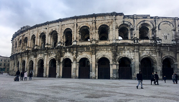 Arènes de Nîmes en gammal arena i staden Nimes som förr användes för tjurfäktning.