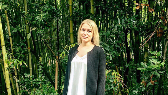 Sara Lindberg i bambuskogen som finns på området i Tour du Valat.