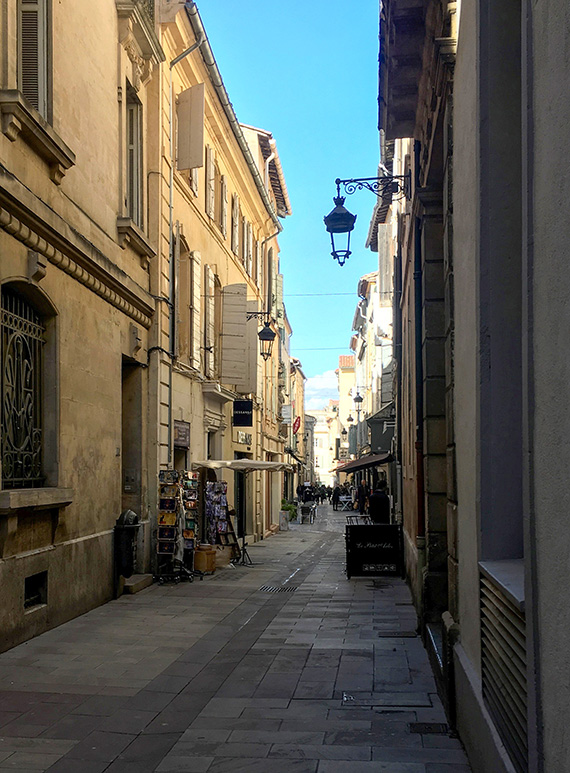 Butiksgata i staden Arles som inte ligger långt bort.