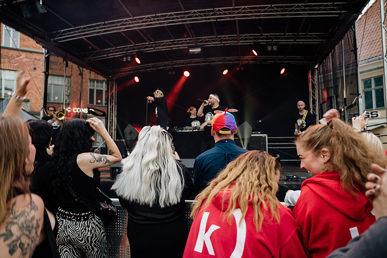 Publik framför en scen.