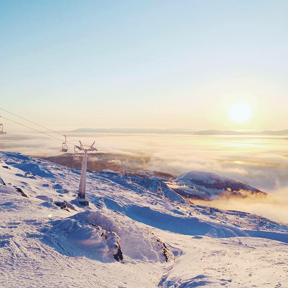 Ibland lägger sig molnen över Åredalen, men då är det bara att ta sig upp ovanför.