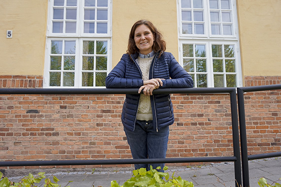 Pendlingen till Lund har fungerat bra men visst är det smidigare att bara ha en kvart till jobbet, menar Kristianstadbon Maria Haak som sedan i höstas har sitt rum i hus 5 på högskolans campus.